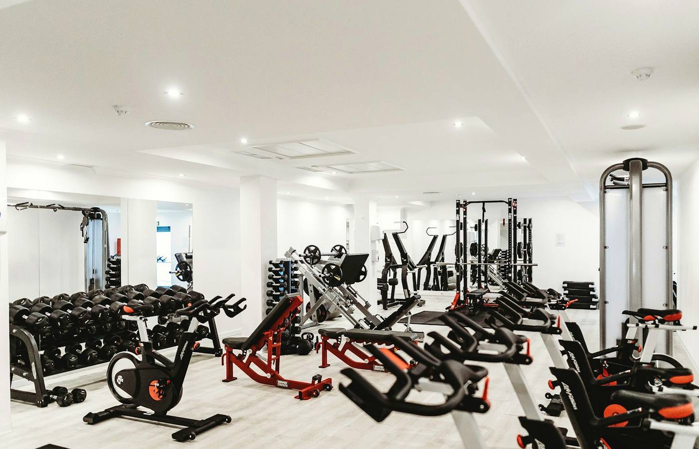 Moderní fitness centrum s moderním vybavením
